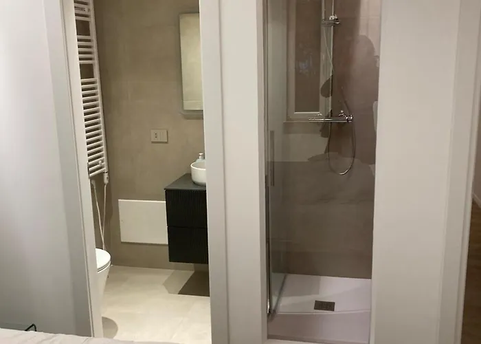 Manzoni Bilocale Con Doppi Servizi Piano Terra Apartament Rzym
