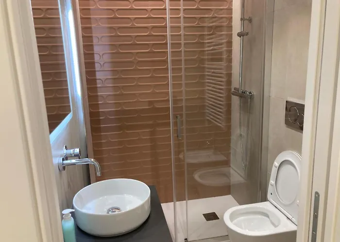 Manzoni Bilocale Con Doppi Servizi Piano Terra Apartament Rzym